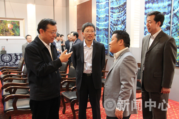 省委常委、省委宣传部部长连辑视察管兰生教授染缬艺术作品并给予赞扬