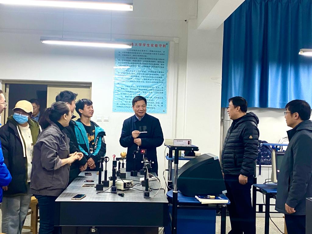 校领导深入课堂听课