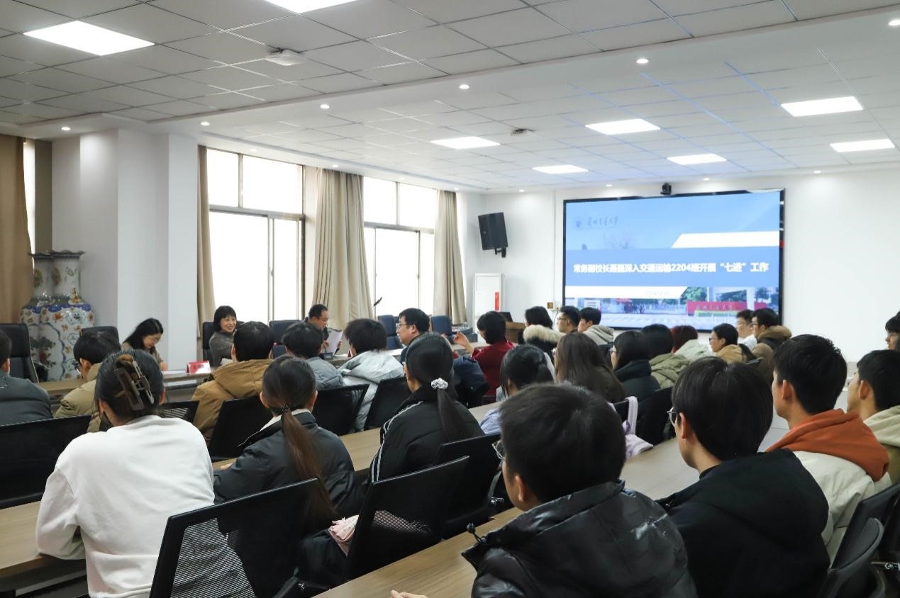 常务副校长聂磊深入班级开展“七进”工作