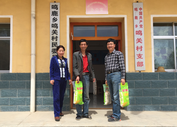 第四组成员单位赴康乐县鸣关村慰问