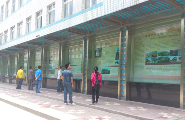 建筑学院开展“中国梦？年代秀”主题图文展