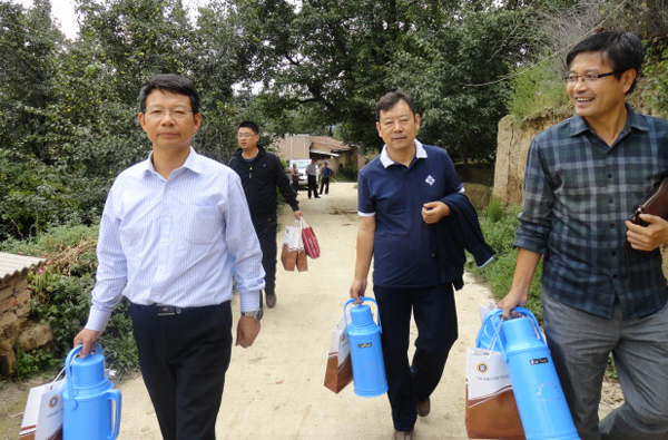 副校长陈兴冲赴和政县三和镇开展中秋节慰问