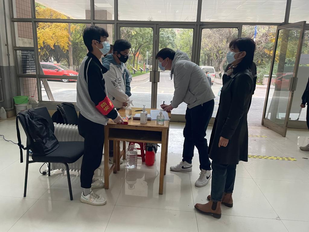 寒风送温暖 协力抗疫情——研究院综合党支部慰问我校防疫工作人员及志愿者