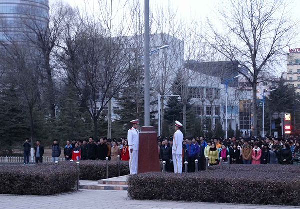 学校举行新学期升旗仪式  400余名师生参加