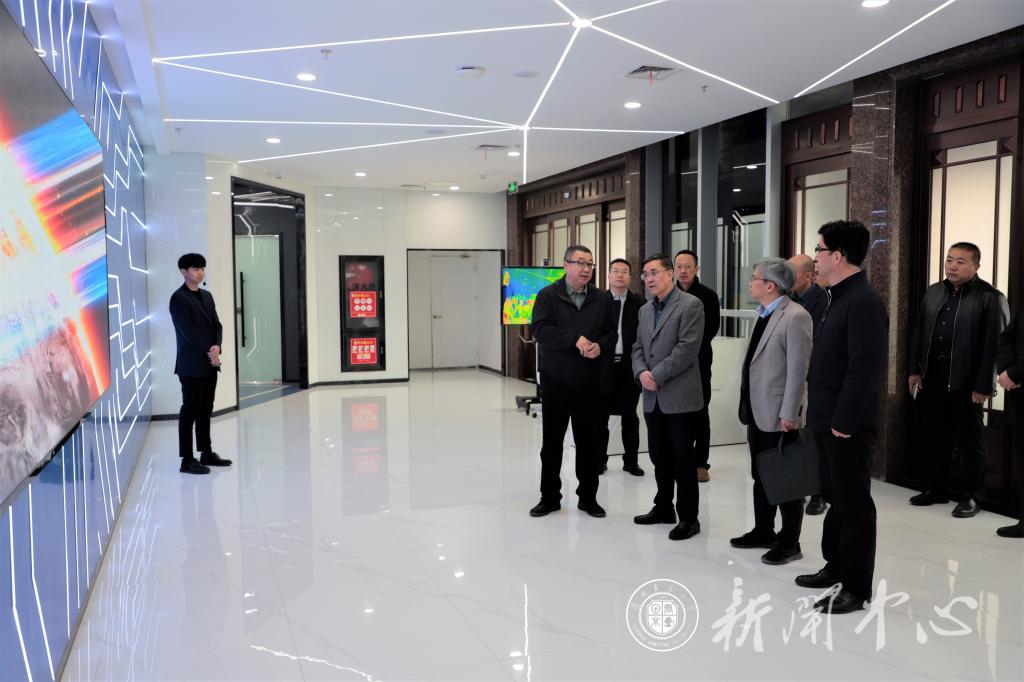 学校领导带队赴丝绸之路信息港股份有限公司开展科技合作与交流