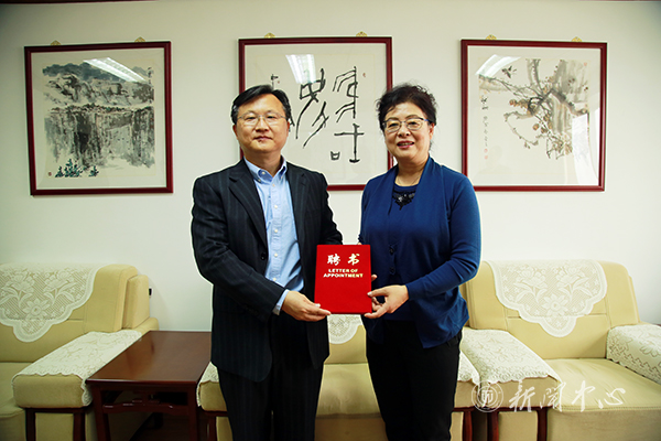 教育部“长江学者”郝立新受聘我校兼职教授并作学术报告