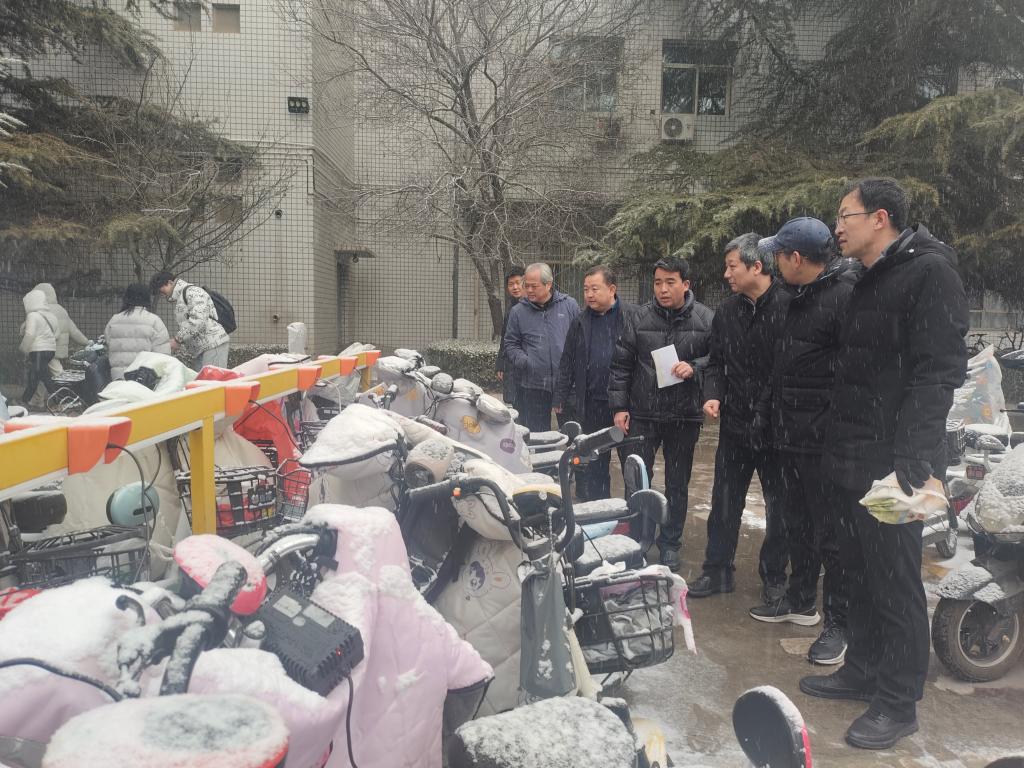 校领导检查校园消防安全工作