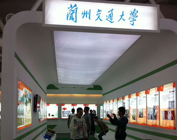 我校组织师生参观甘肃省领军人才成就回顾展