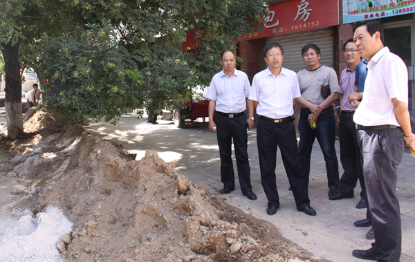 校长杨子江视察假期专项改造工程