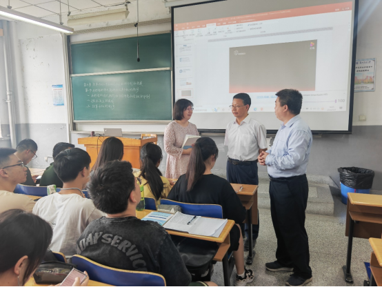 副校长陈兴冲深入思政课堂听课