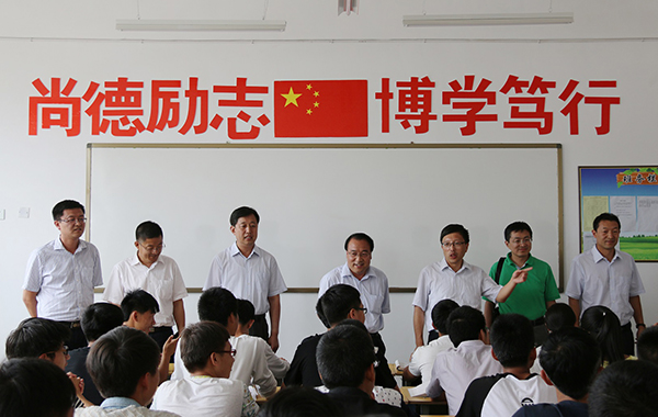 校长杨子江亲切看望新能源与动力工程学院学生