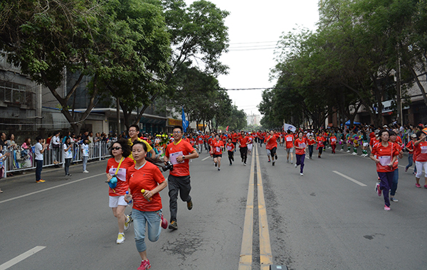 两百余名学子参与兰州马拉松志愿服务工作获好评
