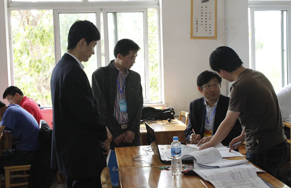 专家组视察学生毕业设计