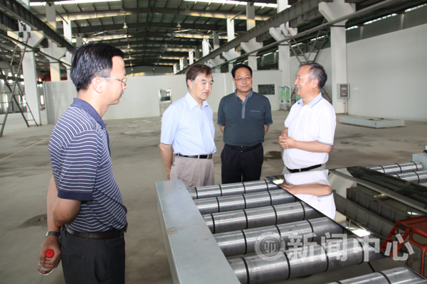 民盟中央副主席李重庵视察范多旺教授科研团队创新基地