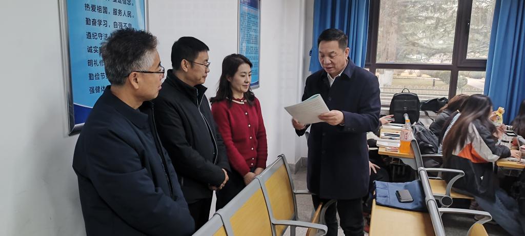 校领导深入教学一线听开学第一课