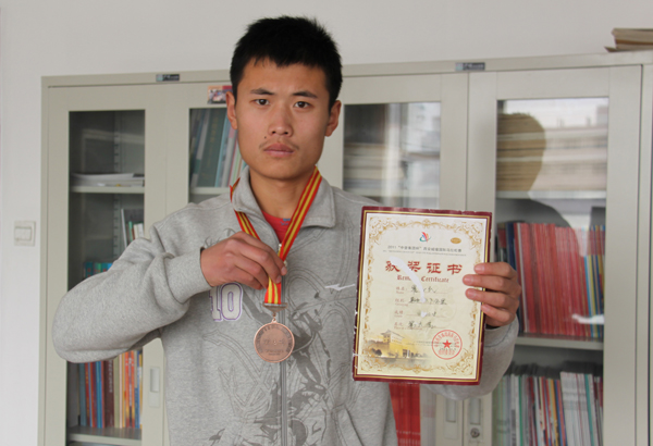 翟正民同学获西安城墙国际马拉松赛第六名