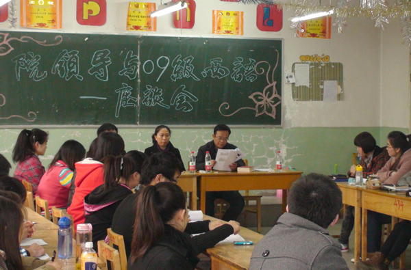 外语学院领导深入班级开展座谈活动