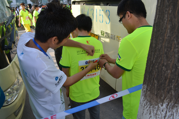 我校志愿者为2014年兰州国际马拉松赛事添彩  