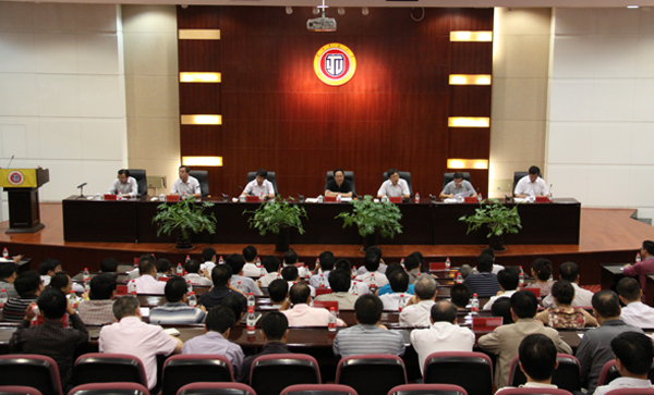 学校召开中层干部会议部署新学期工作