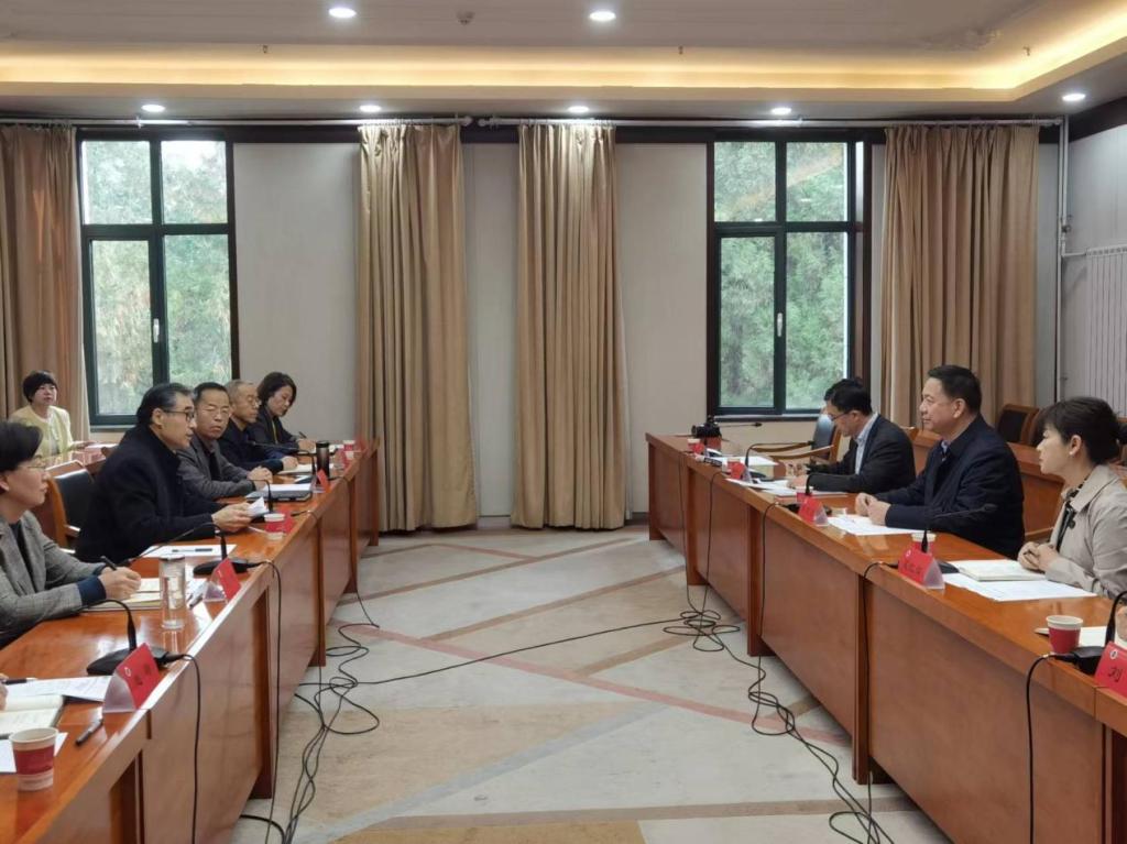 校领导带队赴省内两所高校图书馆调研并指导铁道校区图书馆工作