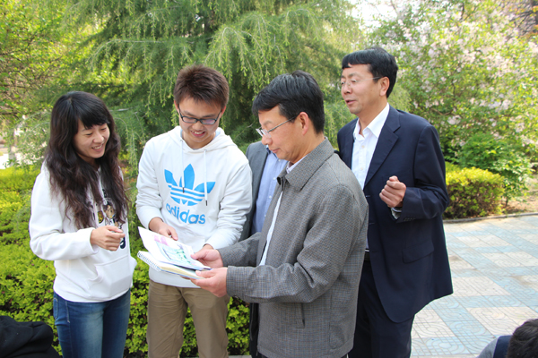 副校长陈兴冲深入班级畅谈学校历史与未来