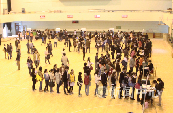 我校举行2014届毕业生中国南车校园专场招聘会