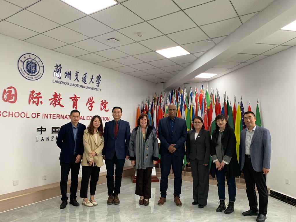 古巴哈瓦那科技大学校长一行访问我校