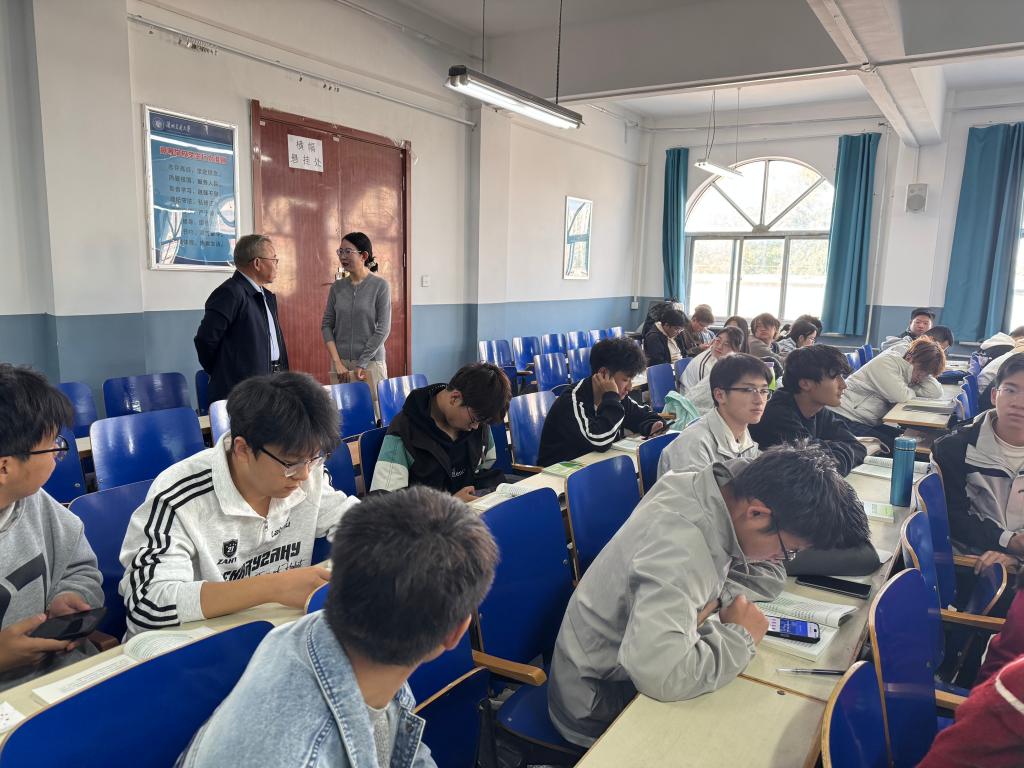 校领导深入思政课课堂听课调研指导