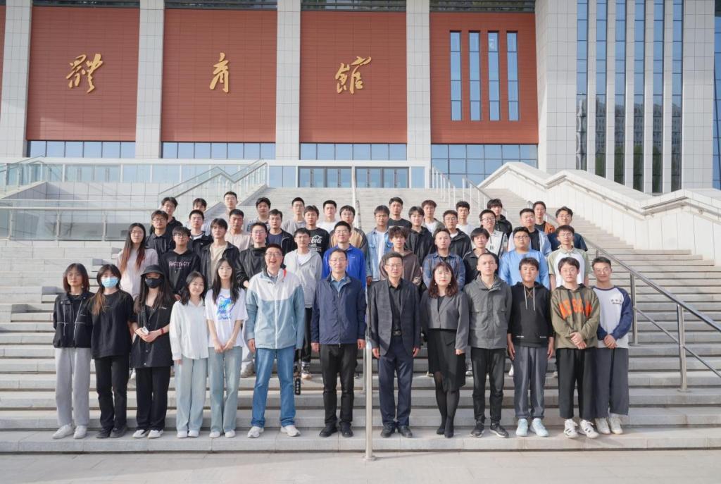 校领导深入机电工程学院与学生共话成长