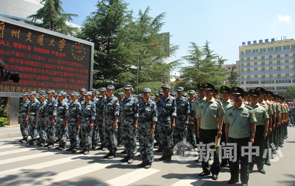 2011级6250名大学生军训开训