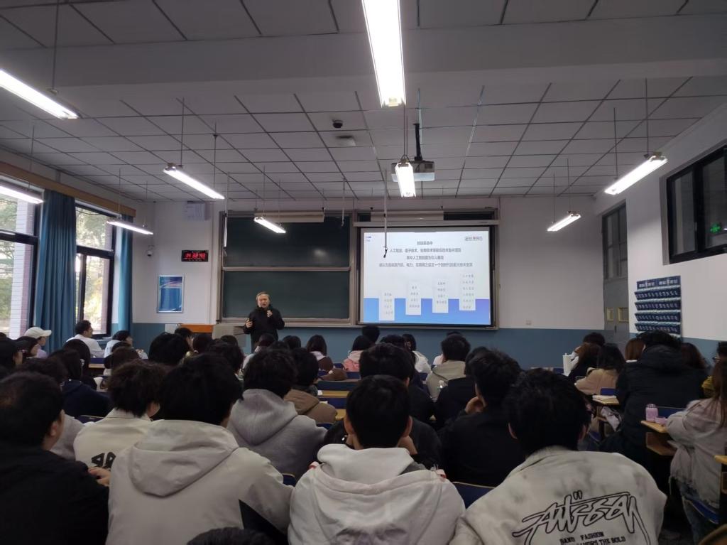 校领导为本科生讲授思政课
