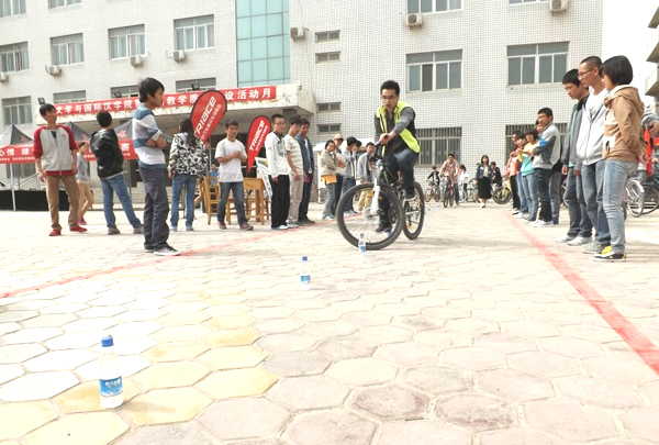  “绿色心情，绿色出行”趣味自行车赛举行