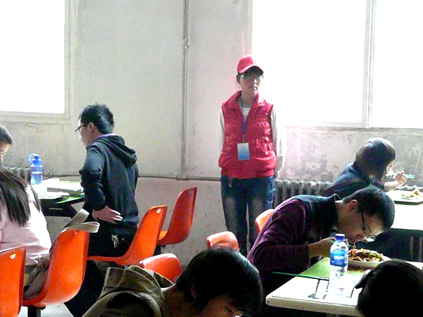 学校组织工作人员深入学生食堂开展调研