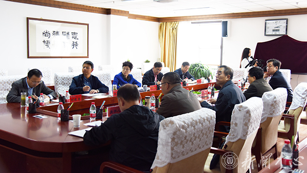 学校召开党委中心组“两学一做”专题学习会议