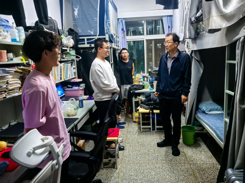 校领导带队开展节前学生宿舍安全专项检查