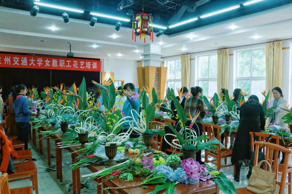 德信官方网站公益活动│指尖花韵 母爱如山 即墨区泰山社区温情亲子花艺活动