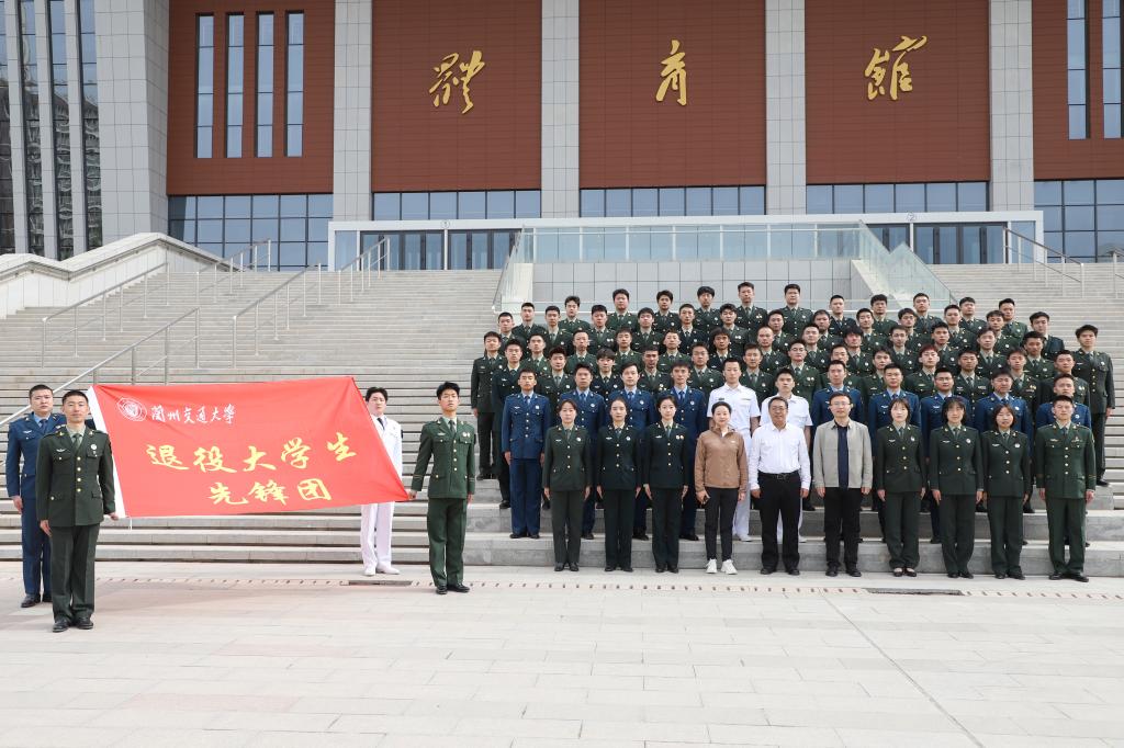 “退役大学生先锋团”首次亮相校运会开幕式携军旅荣光续写校园新篇