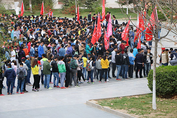 我校千余名志愿者赴学校后山开展义务植树活动