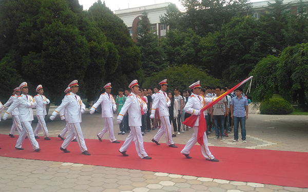 我校举行纪念抗战胜利70周年暨新学期开学升国旗仪式