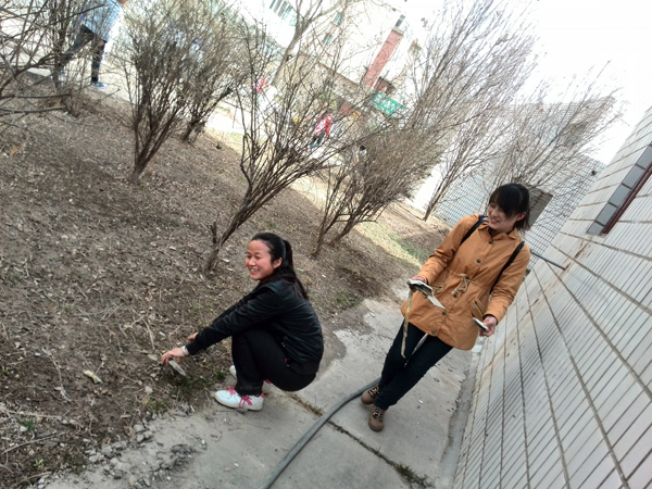 经管学院青协在老年活动中心组织卫生清扫活动