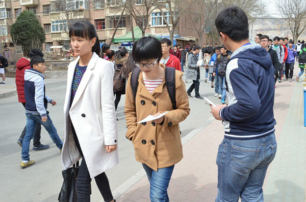 我校学子联合交大社区开展新《环境保护法》宣传活动