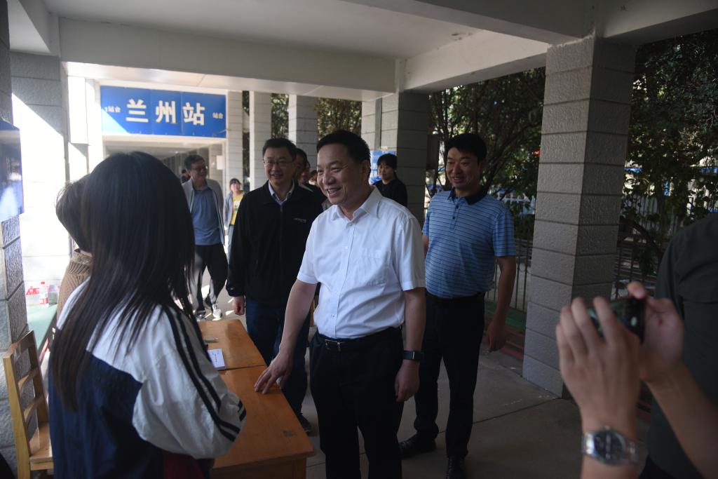 校领导深入铁道技术学院检查开学迎新工作