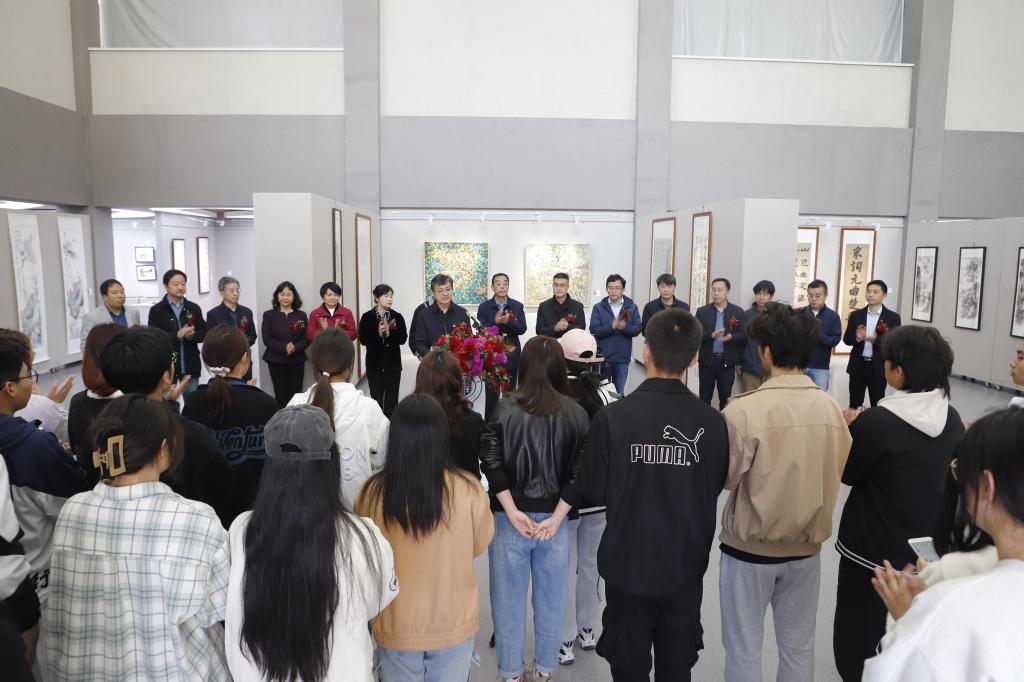 兰州交通大学“逐梦新征程·建功新时代”师生书画摄影作品展开幕