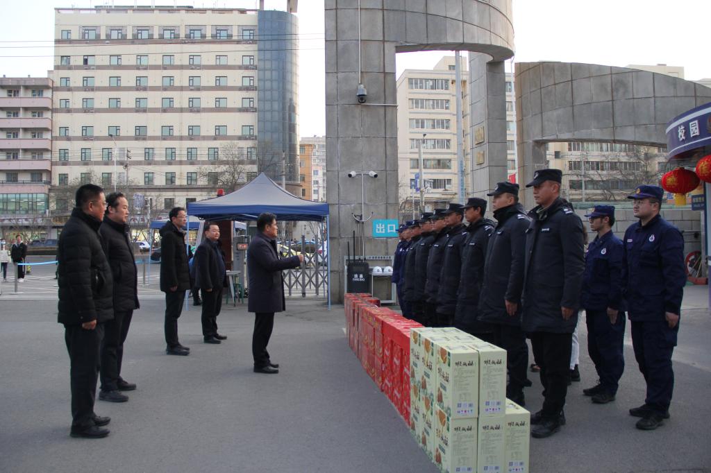 学校开展“两节”送温暖慰问活动