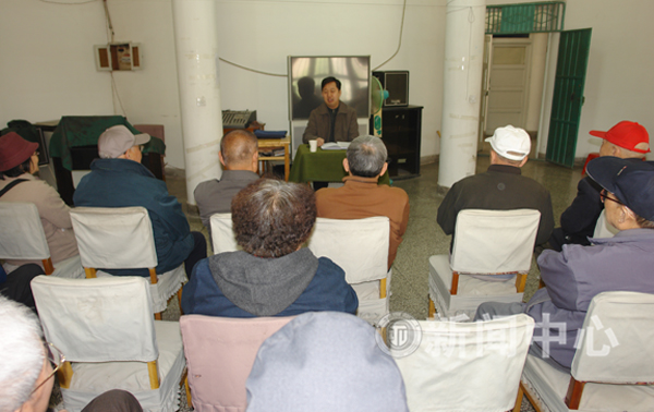 副校长马军党向离退休教工传达学校近期工作