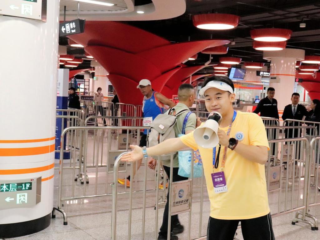 我校青年志愿者完成2025兰州马拉松赛志愿服务工作