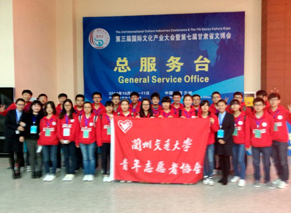 24名青年志愿者服务文博会