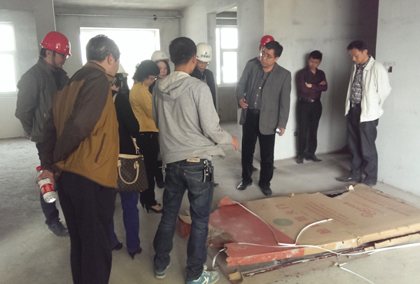 学校组织业主代表参观保障房建设