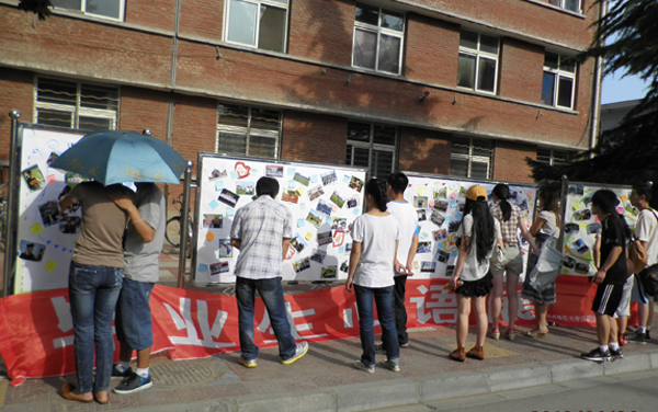 毕业生“心语展”抒发学子浓浓感恩情