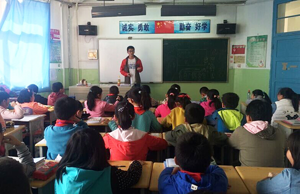 电信学院青协走进附小开展“爱心第二课堂”活动   